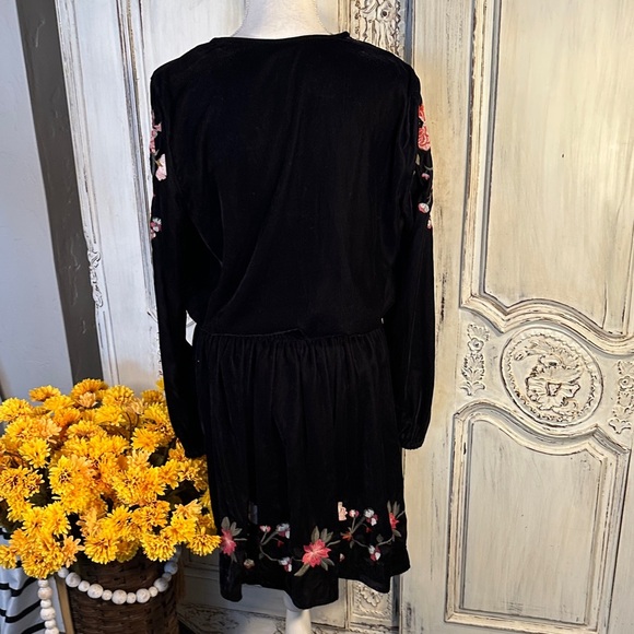 a.n.a NWT Black Ember Velvet Embroidered Long Sleeve Dress - Picture 8 of 11
